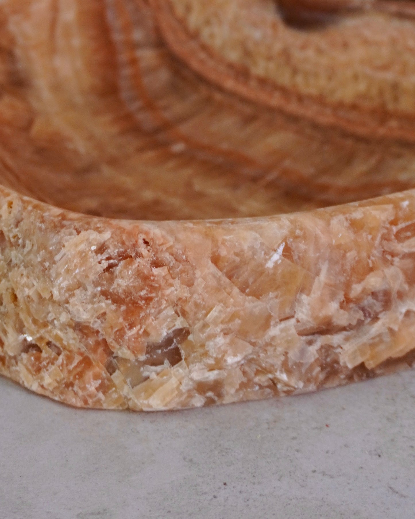 Detailaufnahme kristalliner Rand Schale Zora in Honey