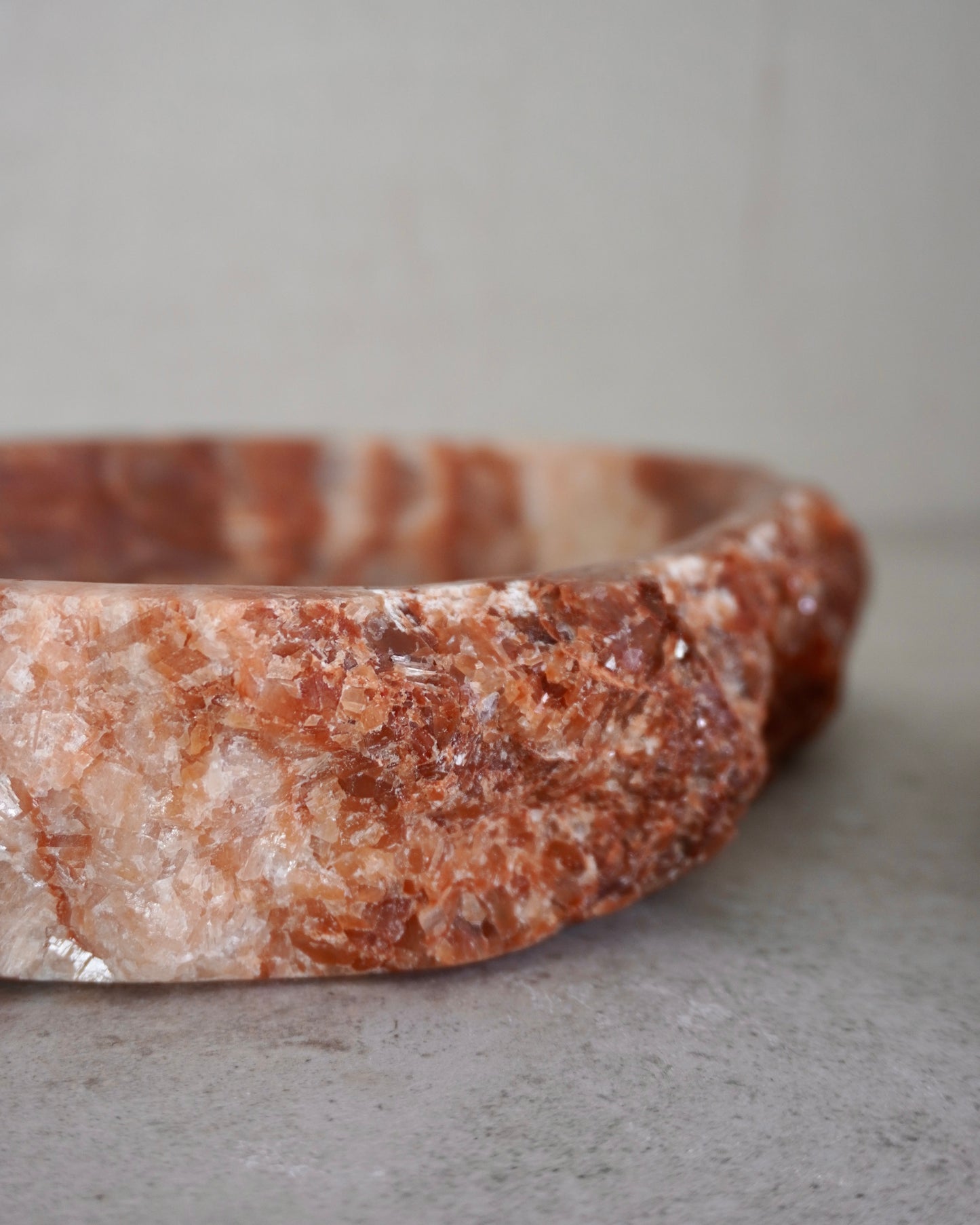 Detailaufnahme kristalliner Rand Schale Zora in Terracotta