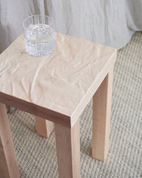 Beistelltisch Tilen aus Massivholz mit Faltenrelief