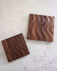 Topfuntersetzer Zala mit Wellenrelief aus Massivholz