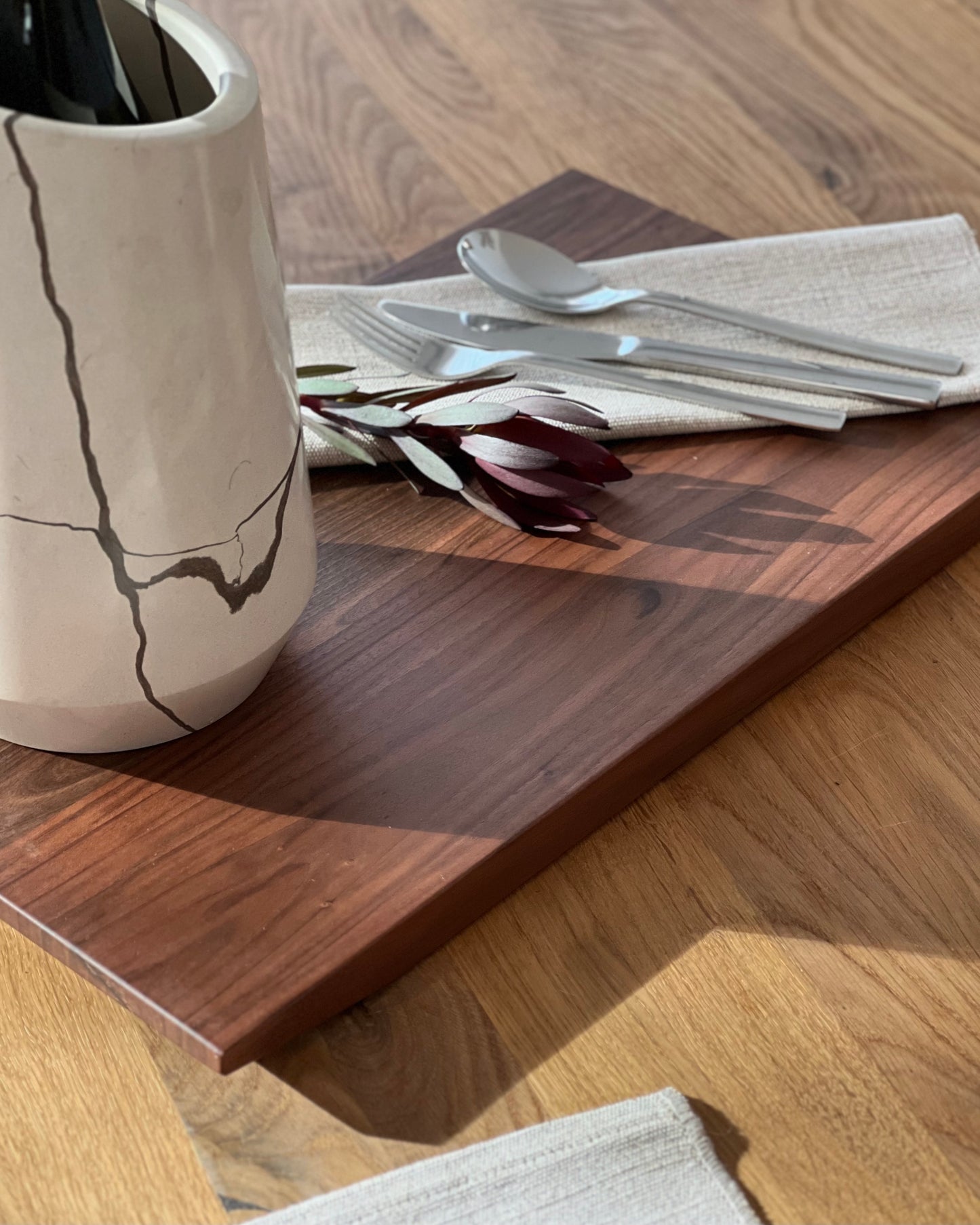 Massivholztablett Lovro in Walnuss mit Weinkühler Vedran