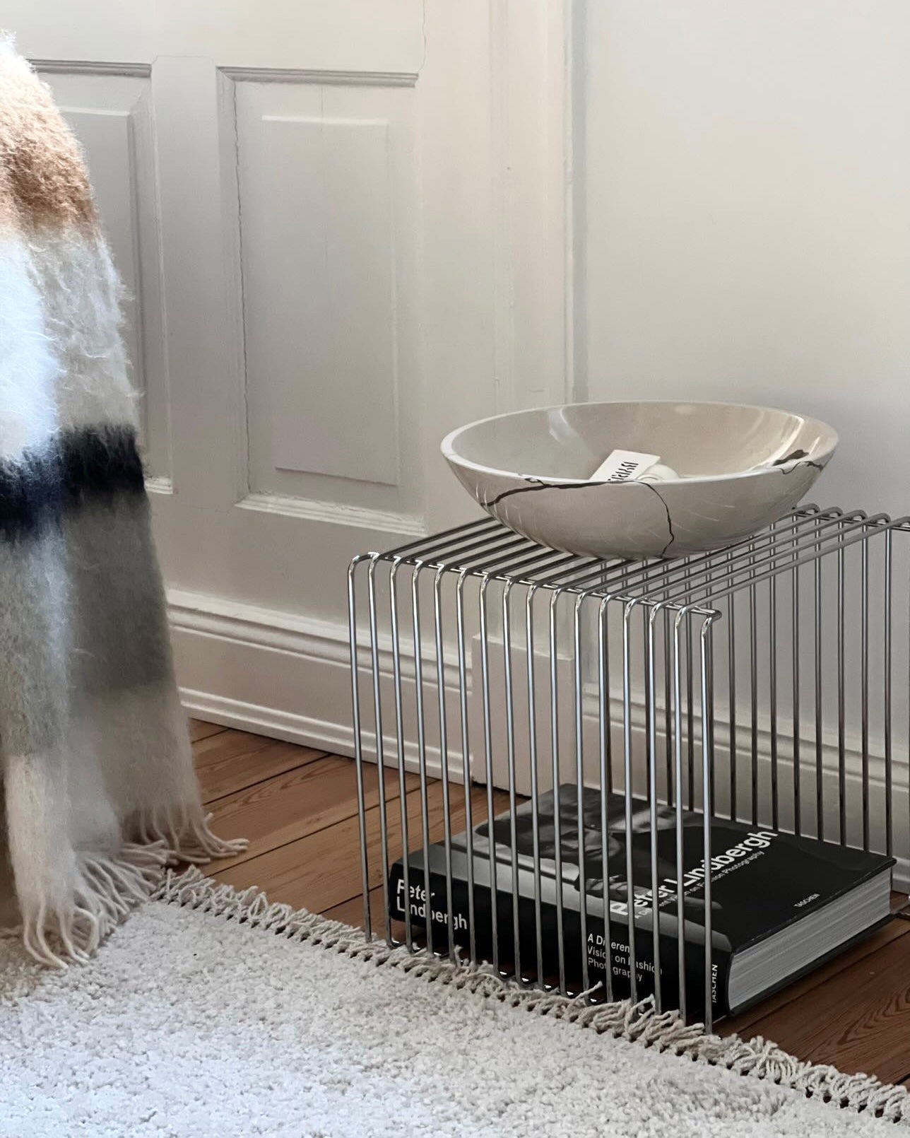 Schale Vesna polierte Außenseite in Wohnzimmer mit Deko