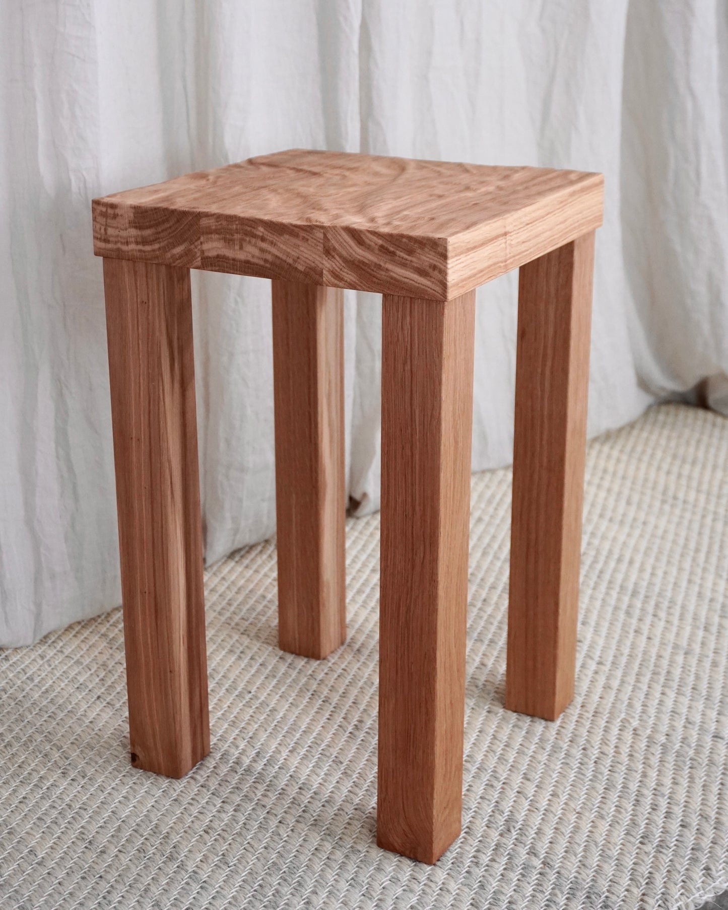 Tisch Tilen in Eiche klein auf Teppich Taja