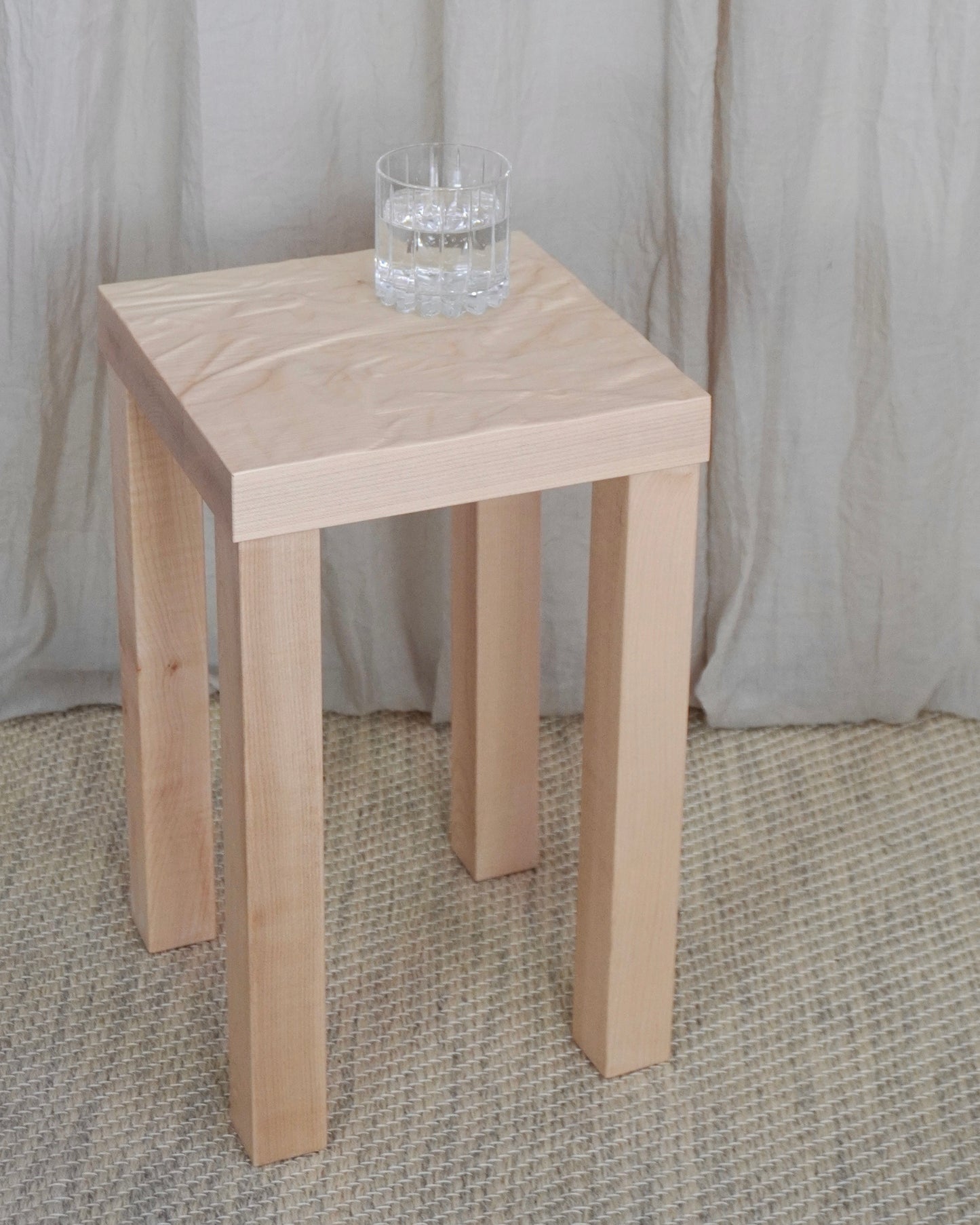 Tisch Tilen klein in Ahorn mit Faltenrelief auf Teppich Taja
