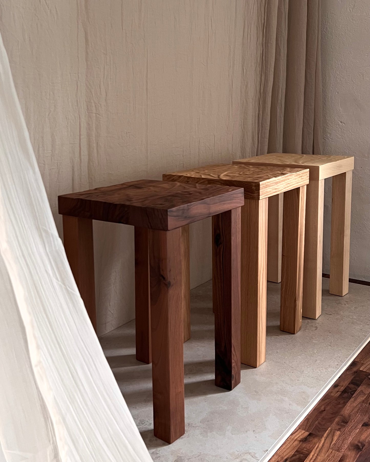 Tisch Tilen kleine Größe in Walnuss Eiche, Ahorn