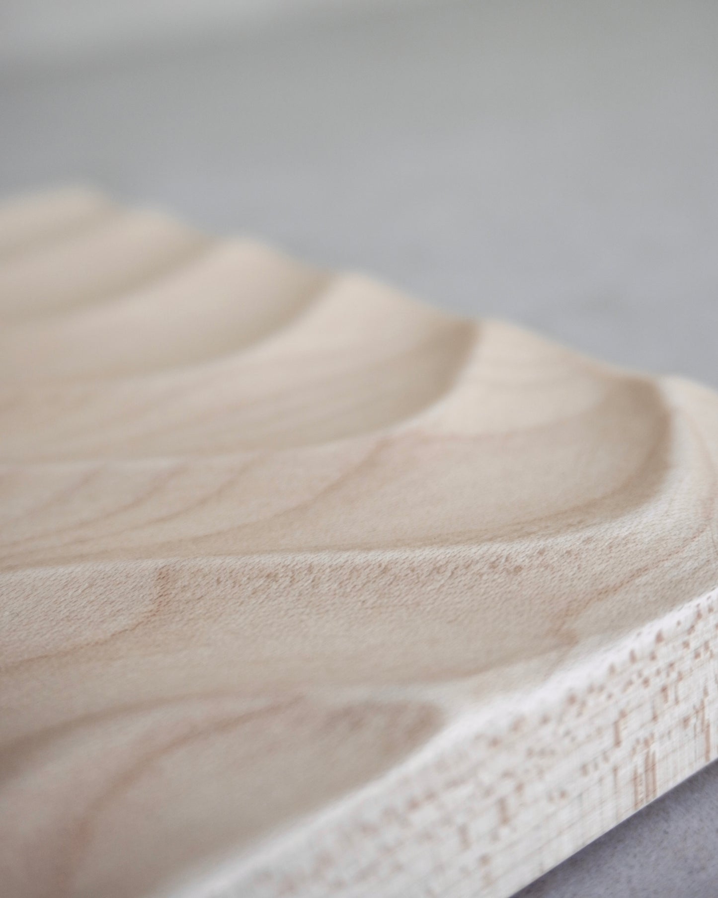 Topfuntersetzer Zala in Ahorn mit Wellenrelief Detailansicht