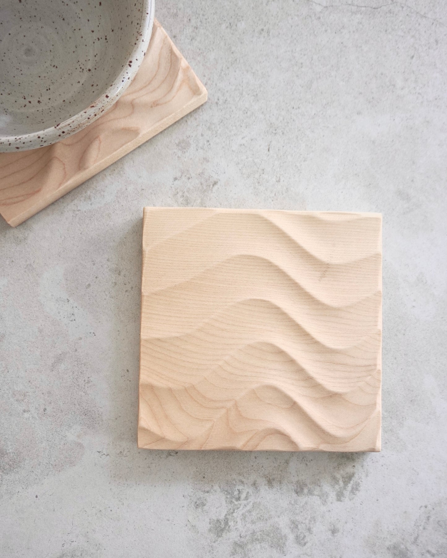 Topfuntersetzer Zala in Ahorn mit Wellenrelief klein