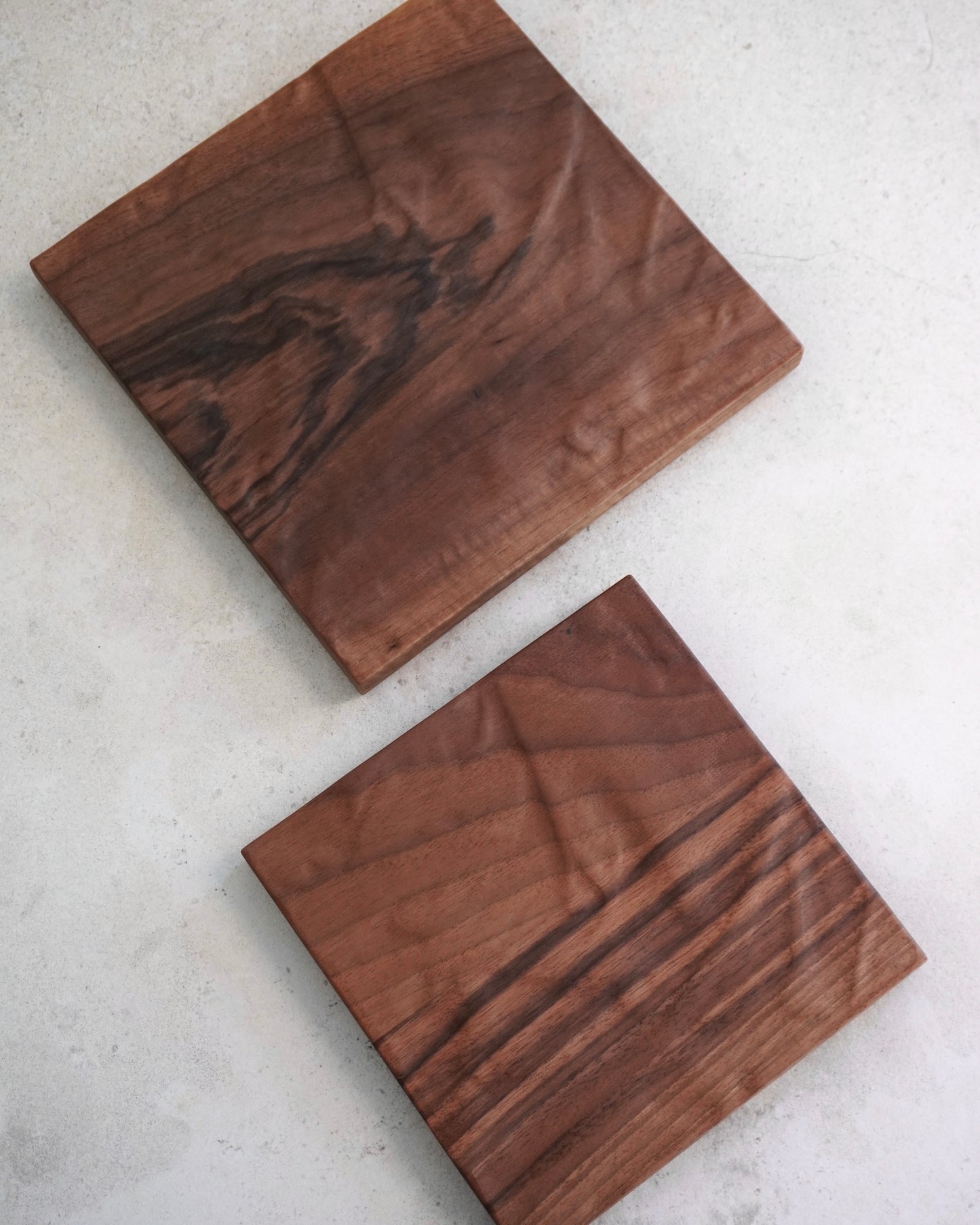 Topfuntersetzer Zoja in Walnuss mit Faltenrelief groß und klein