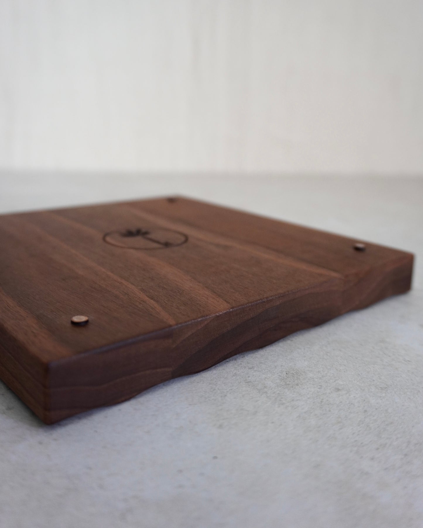 Topfuntersetzer Zoja in Walnuss mit Faltenrelief groß und klein Unterseite