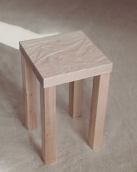 Beistelltisch Tilen aus Massivholz mit Faltenrelief